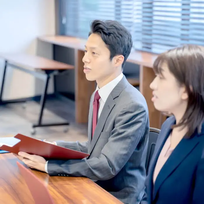 転職活動をサポートする男女エージェントの面談画像